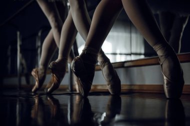 Sınıftaki bale dansçıları hafif kadın siyah dans ediyor.