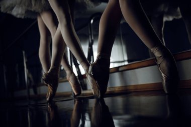 Sınıftaki bale dansçıları hafif kadın siyah dans ediyor.