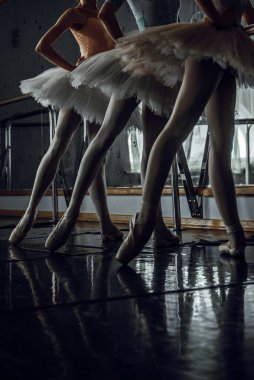 Sınıftaki bale dansçıları hafif kadın siyah dans ediyor.