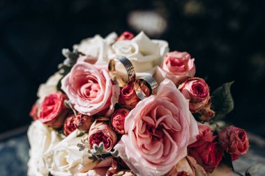 Bir buket gül doğaya neşe kattı. Güzel pembe zengin.