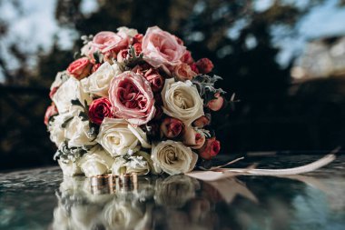 Bir buket gül doğaya neşe kattı. Güzel pembe zengin.