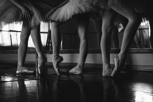 Χορευτές Μπαλέτου Στο Χέρι Τάξη Φως Γυναίκα Σκοτάδι Χορό Μαύρο — Φωτογραφία Αρχείου