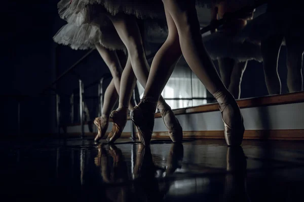 Baletnicy Klasie Strony Światła Kobieta Ciemność Taniec Czarny — Zdjęcie stockowe