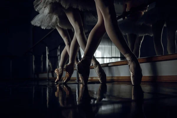 Bailarinos Balé Classe Mão Luz Mulher Escuridão Dança Preto — Fotografia de Stock