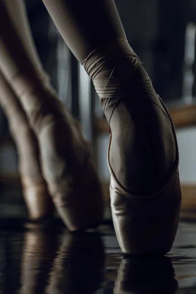 Bailarines Ballet Clase Mano Luz Mujer Oscuridad Danza Negro — Foto de Stock