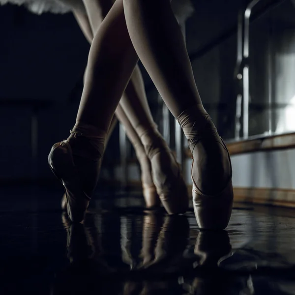 Bailarinos Balé Classe Mão Luz Mulher Escuridão Dança Preto — Fotografia de Stock