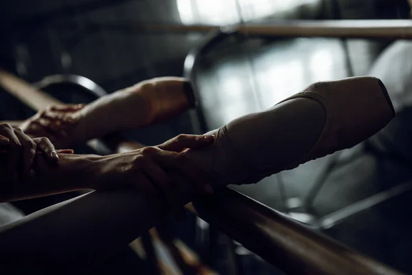 Bailarines Ballet Clase Mano Luz Mujer Oscuridad Danza Negro — Foto de Stock