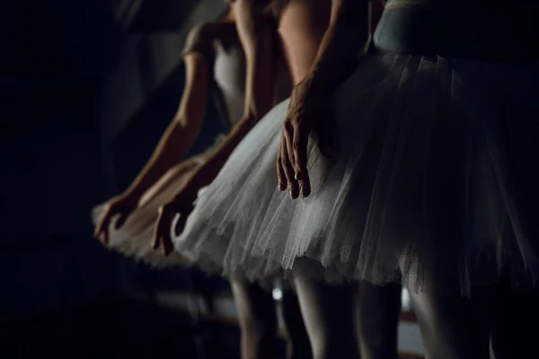 芭蕾舞演员在课堂上手拉手浅色女子黑暗舞黑色 — 图库照片