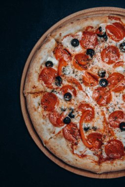 Pizza, peynir, fast food İtalyan pepperonisi.