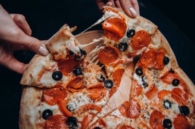 Pizza, peynir, fast food İtalyan pepperonisi.