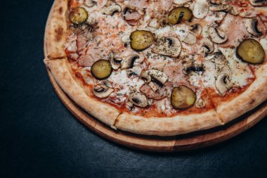 Pizza, peynir, fast food İtalyan pepperonisi.