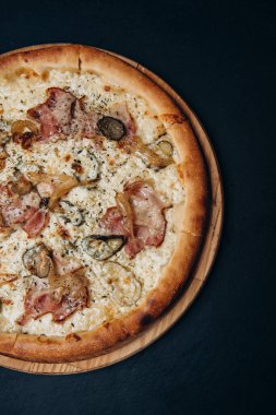 Pizza, peynir, fast food İtalyan pepperonisi.