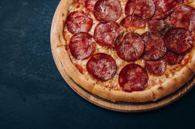 Pizza, peynir, fast food İtalyan pepperonisi.