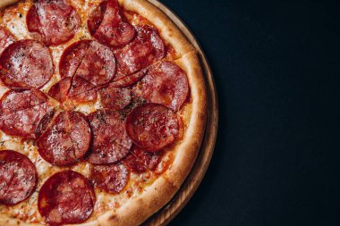 Pizza, peynir, fast food İtalyan pepperonisi.