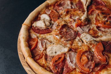 Pizza, peynir, fast food İtalyan pepperonisi.