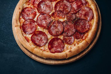 Pizza, peynir, fast food İtalyan pepperonisi.