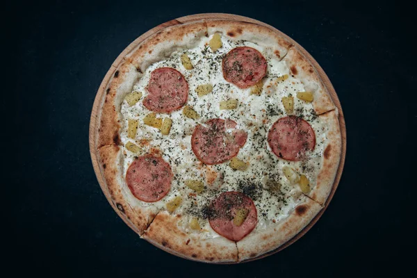 Pizza, peynir, fast food İtalyan pepperonisi.