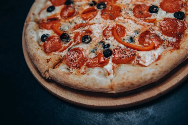 Pizza, peynir, fast food İtalyan pepperonisi.