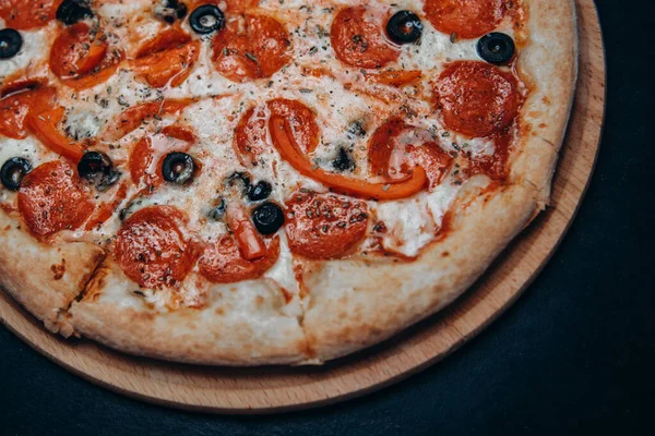 Pizza, peynir, fast food İtalyan pepperonisi.