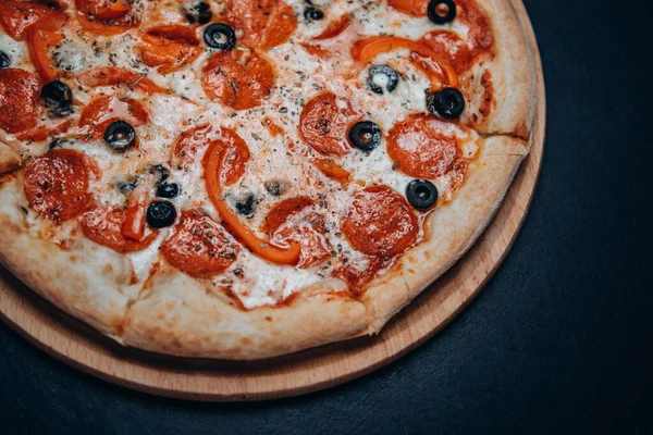 Pizza, peynir, fast food İtalyan pepperonisi.