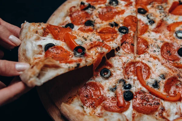 Pizza, peynir, fast food İtalyan pepperonisi.