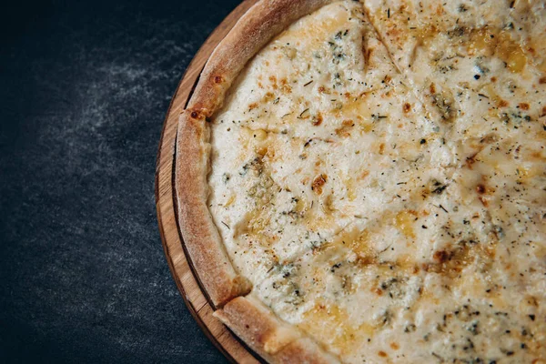 Pizza, peynir, fast food İtalyan pepperonisi.