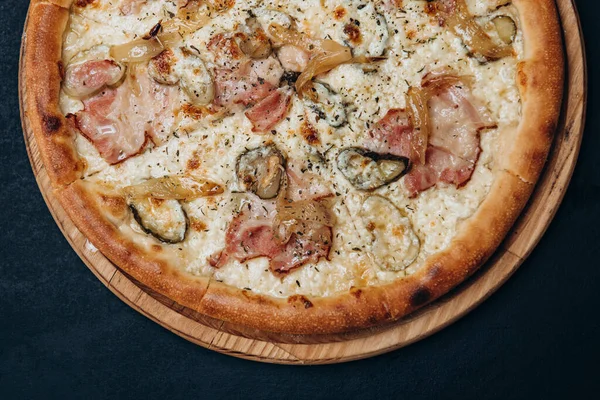 Pizza, peynir, fast food İtalyan pepperonisi.