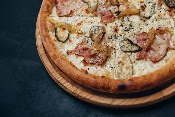 Pizza, peynir, fast food İtalyan pepperonisi.