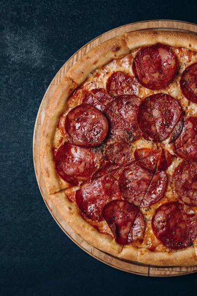 Pizza, peynir, fast food İtalyan pepperonisi.