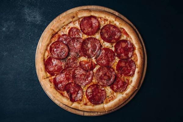 Pizza, peynir, fast food İtalyan pepperonisi.