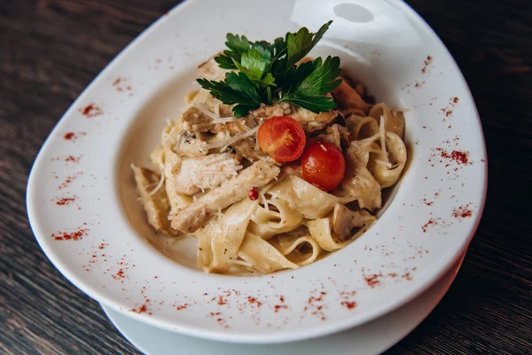 Domates soslu spagetti İtalyan restoranında makarna.