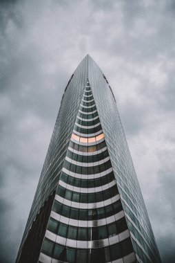 Ofis binası gökyüzü cam yapısı geometri sokak şehri