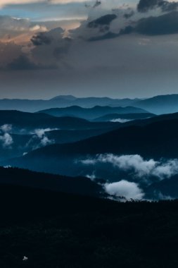 Bulut bulutları dağ gökyüzü hafif hava güneşli gün batımı