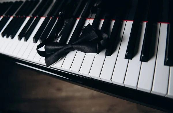 Siyah Beyaz Gömlek Için Piyano Tuşları Kelebeği — Stok fotoğraf