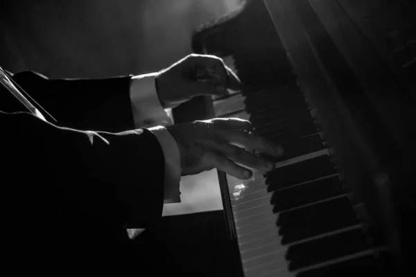 Tocar Música Piano Blanco Negro — Foto de Stock