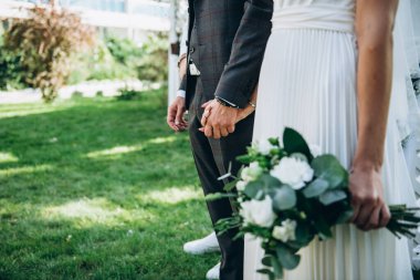 gelin düğünü çiçek töreni evli çift elbisesi