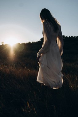 Saha parkında yürüyen kadın. Doğanın güzelliği. Çimen kadın çıplak ayak.