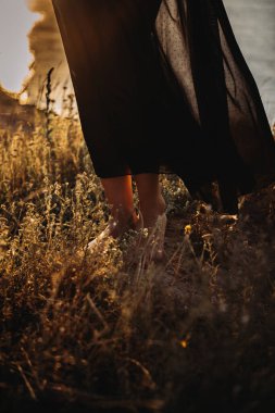 Saha parkında yürüyen kadın. Doğanın güzelliği. Çimen kadın çıplak ayak.