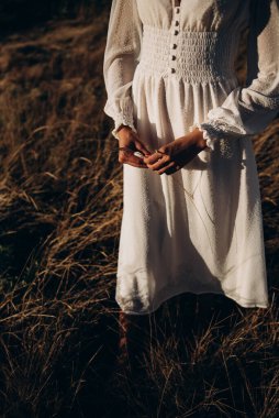 Saha parkında yürüyen kadın. Doğanın güzelliği. Çimen kadın çıplak ayak.