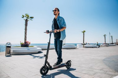 Mobiletle gezen adam güneşli toprak seti gökyüzü çocuğu San