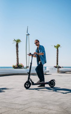 Mobiletle gezen adam güneşli toprak seti gökyüzü çocuğu San