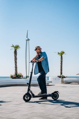 Mobiletle gezen adam güneşli toprak seti gökyüzü çocuğu San