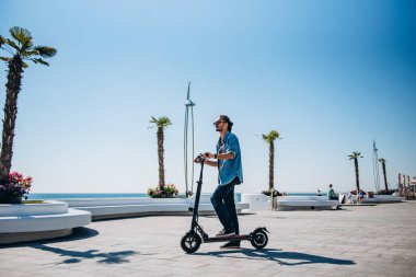 Mobiletle gezen adam güneşli toprak seti gökyüzü çocuğu San