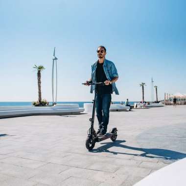 Mobiletle gezen adam güneşli toprak seti gökyüzü çocuğu San