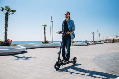 Mobiletle gezen adam güneşli toprak seti gökyüzü çocuğu San