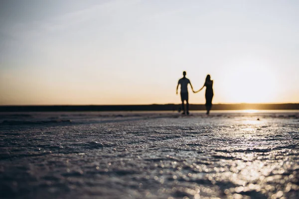 Пара Ходить Пляжі Заході Сонця Люблю Сонце Чоловік Жінка Захід — стокове фото