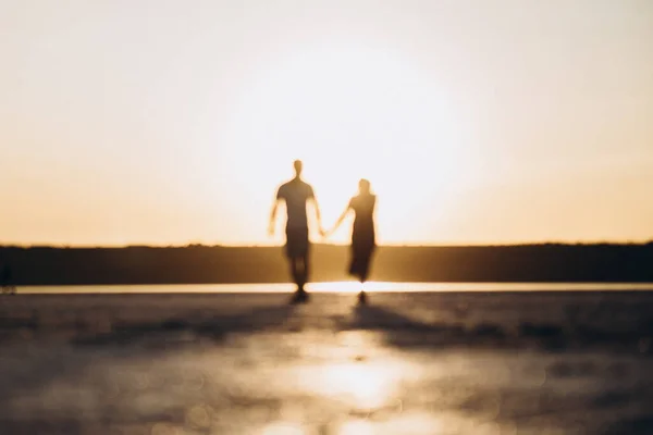 Pareja Caminando Playa Atardecer Amor Sol Hombre Mujer Atardecer —  Fotos de Stock