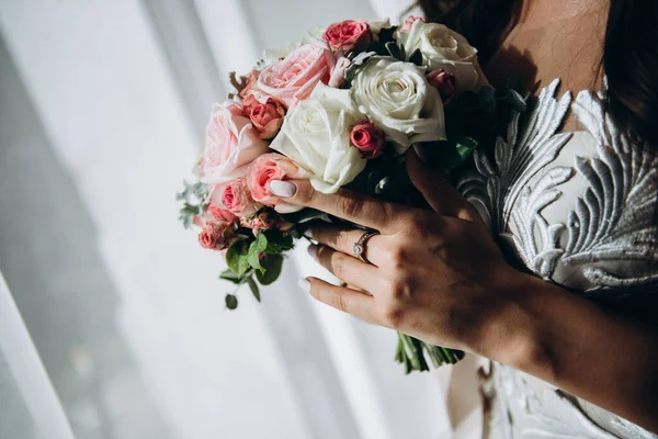 Γαμήλιο Μπουκέτο Στα Χέρια Γαμήλιο Μπουκέτο Τριαντάφυλλα Δαχτυλίδι Χαρούμενα Φύση — Φωτογραφία Αρχείου