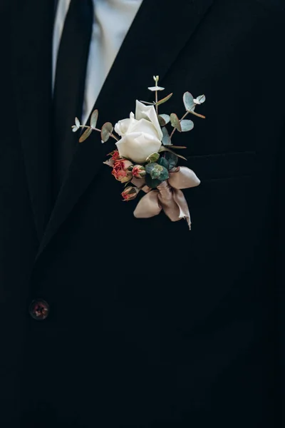 Beyaz gül damat düğünü doğaya neşe kattı.