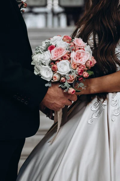 Νύφη Και Γαμπρός Κρατώντας Χέρια Γαμήλιο Μπουκέτο Από Τριαντάφυλλα Δαχτυλίδι — Φωτογραφία Αρχείου